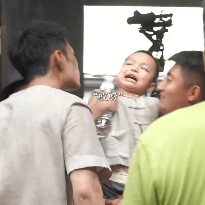 “我还没有亲你呢”，配上那个表情真的好萌啊🥺