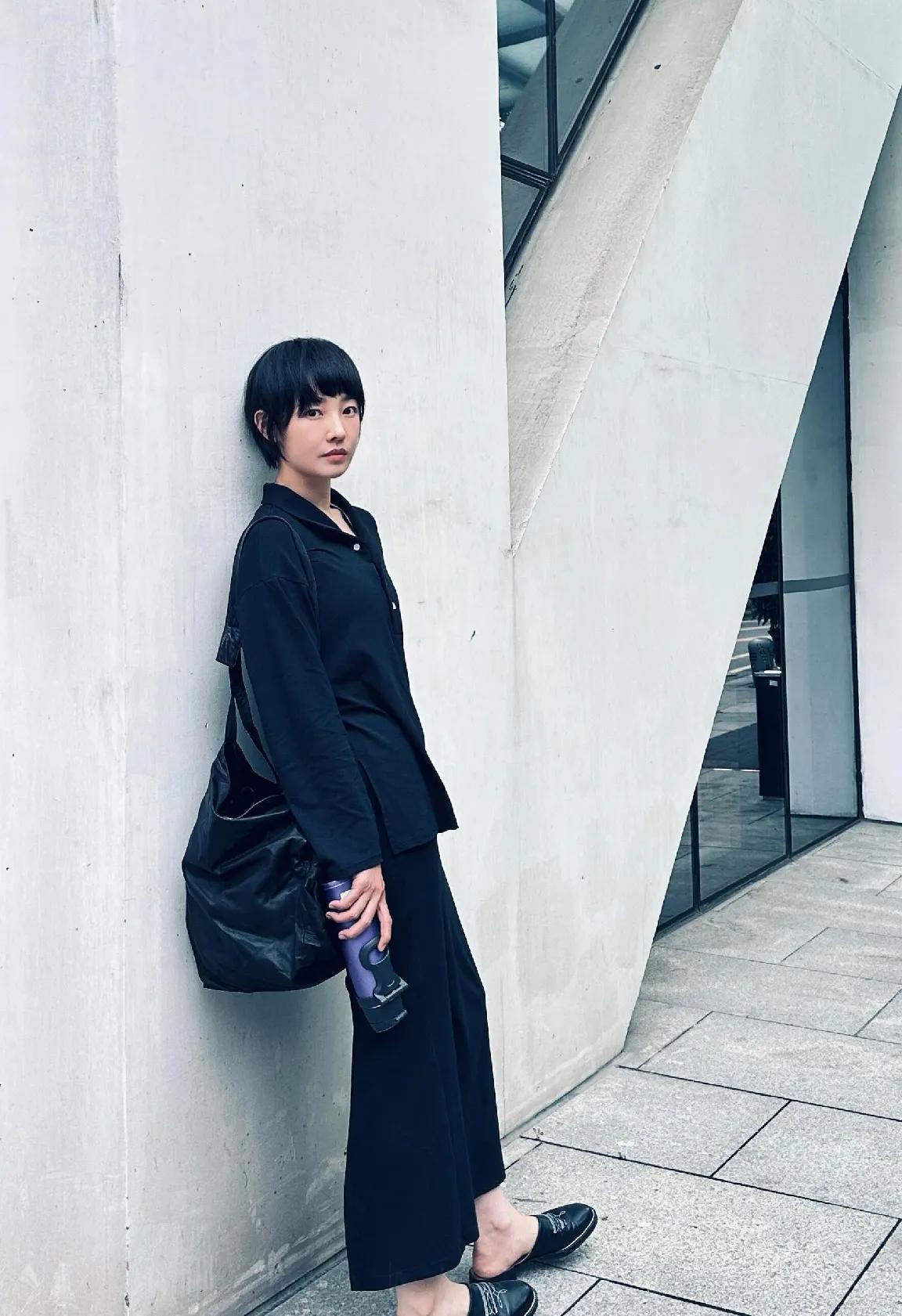 被白百何这身穿搭狠狠种草！黑色长袖+阔腿裤，简约不简单，松弛感拉满，通勤、日