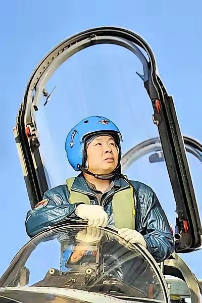 最帅80后解放军特级飞行员武辉在极限高空，用军人过硬本领和素养，把守卫祖国坚定信