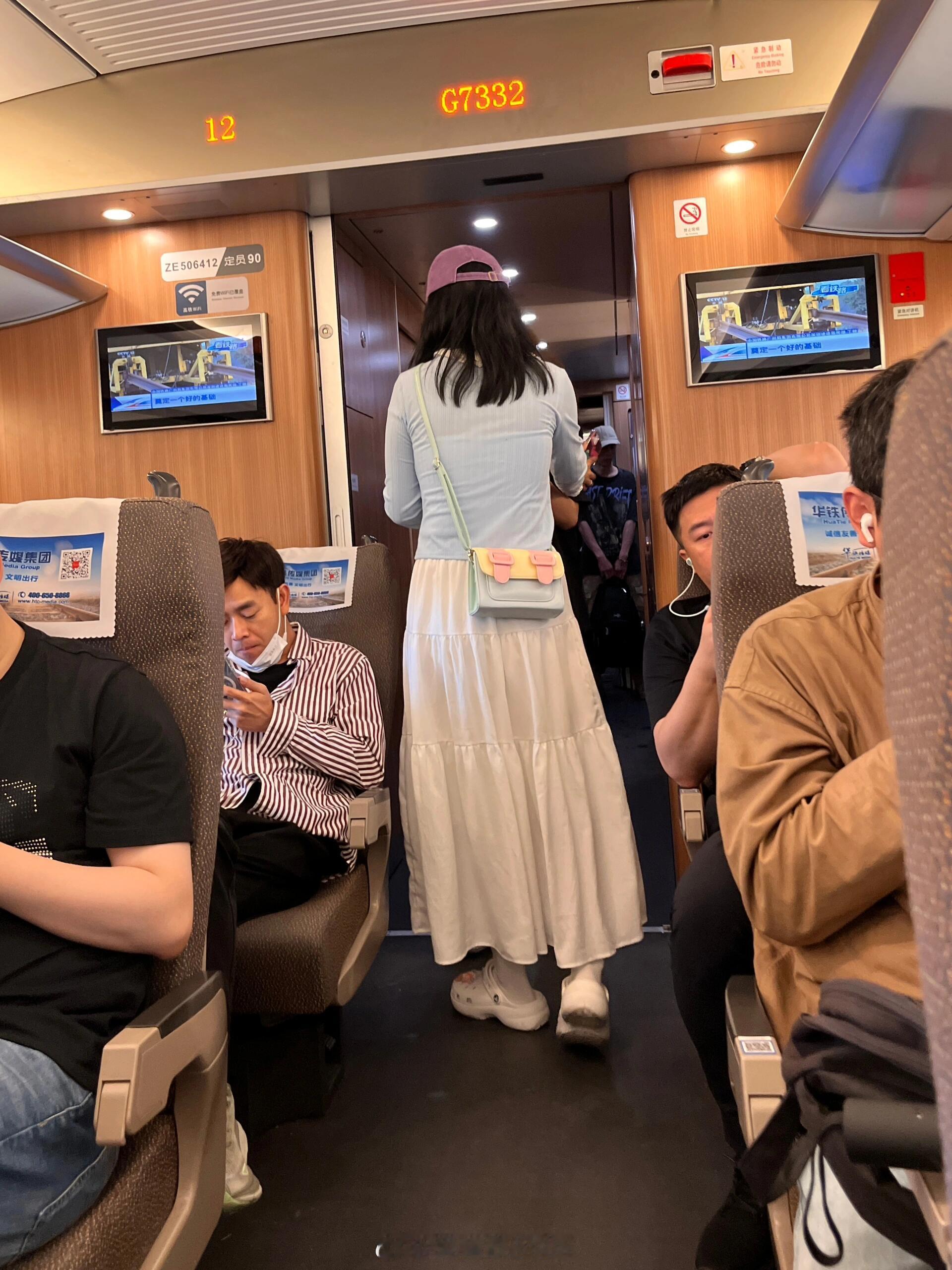 不会穿搭真的别乱穿了！！！|||今天和闺蜜一起回家，穿了蓝色紧身衣十白色蛋糕裙，