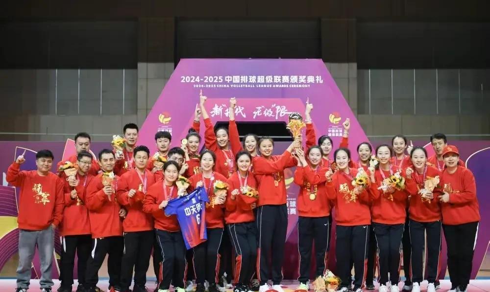 【不要相互贬损，要尊重结果】这两天，都过去了三四个月的联赛，又被炒起来了，争执