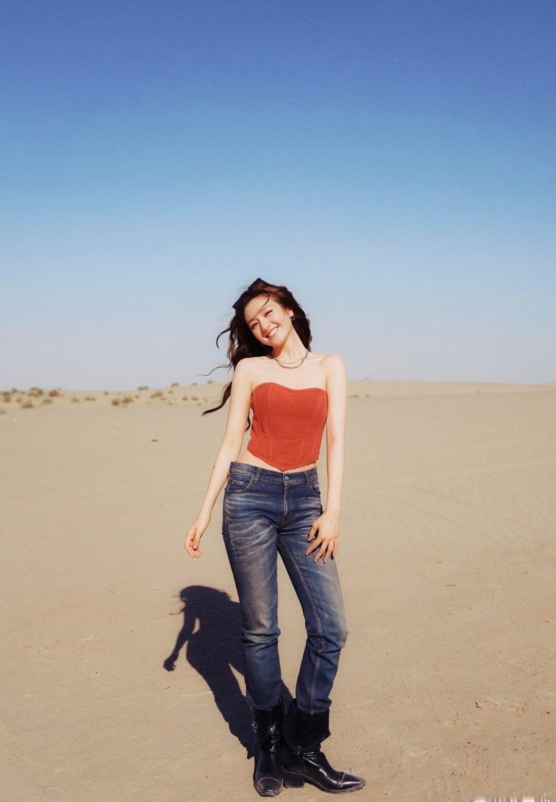 李兰迪重获新生的美感看到李兰迪这组沙漠大片，突然懂了什么叫“重获新生的美感”。
