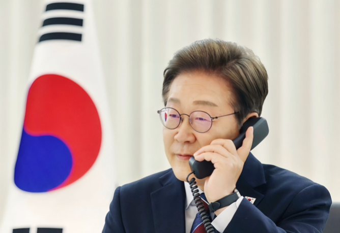 变脸太快了！刚刚，多家韩国媒体在报道中称，韩国总统李在明与日本首相石破茂进行了2