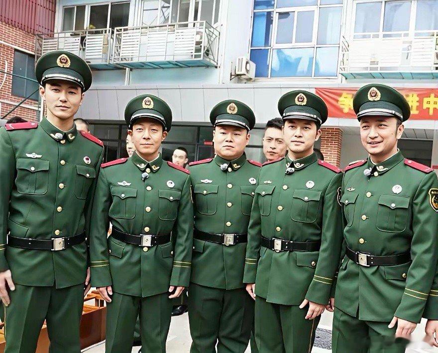 左起，阮经天，撒贝宁，岳云鹏，沙溢，尼格买提，这5人中只有一个是军人出身，气质一