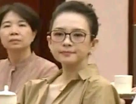 章子怡真的好神奇，每次参加政府的座谈会，都是素颜，戴眼镜，没有高级妆容，没有