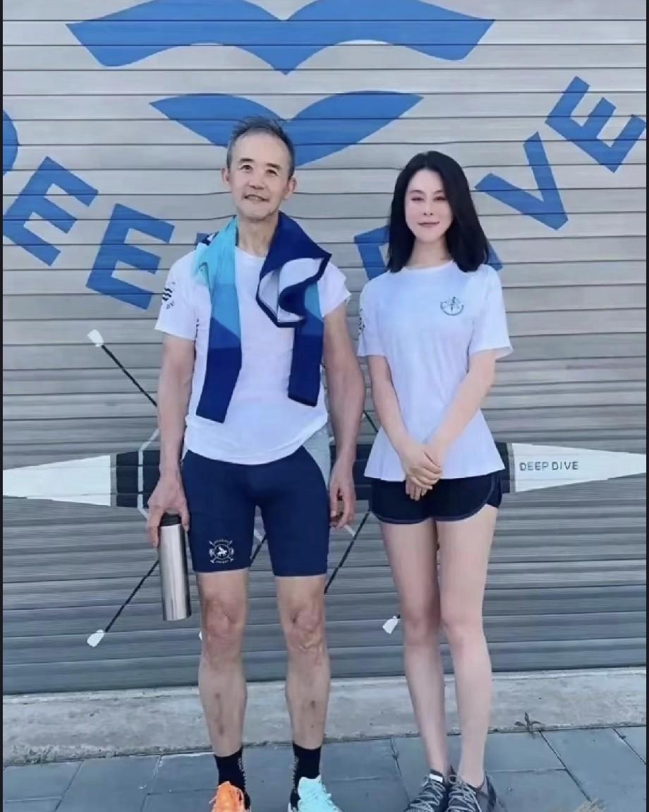 王石今年74岁，现任妻子田朴珺44岁。两人有个45岁的大女儿和4岁的小女儿。小女