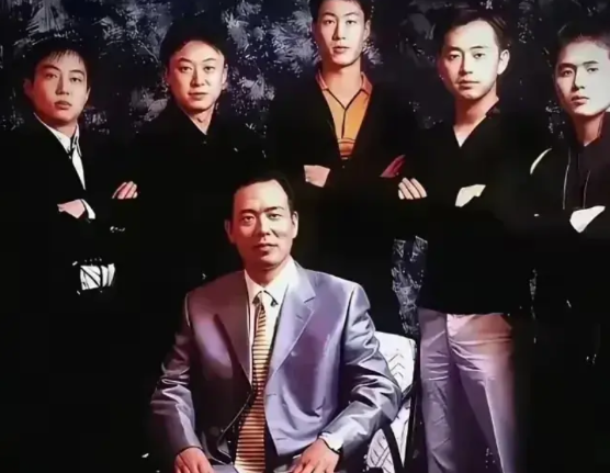 当年蔡振华五位弟子✅刘国梁，现任国际乒联第一副主席，WTT董事会主席。国乒第