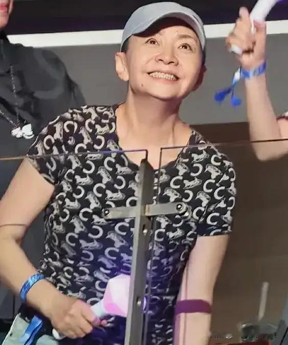 果然，贫穷限制了我的想象宋丹丹退休了，有人说她穿的衣服像地摊货，看着旧旧的，