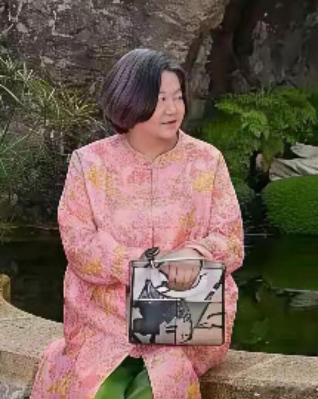 大富婆洪晃不做医美、不减肥、六旬老太敢穿粉配绿：美在自在，胜在无畏​​​