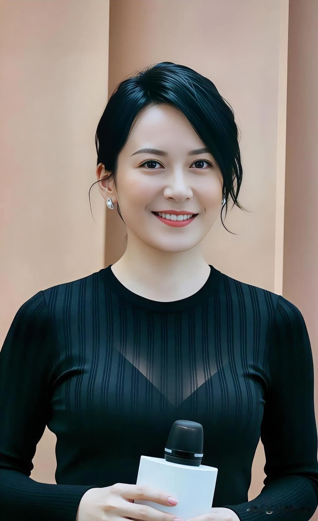 眉眼含笑，静而不争，自有万千风华。