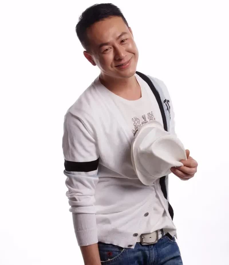 张颂文从西宁回来了，北京机场居然有人不认识他，但最可笑的是文仔的反应文仔