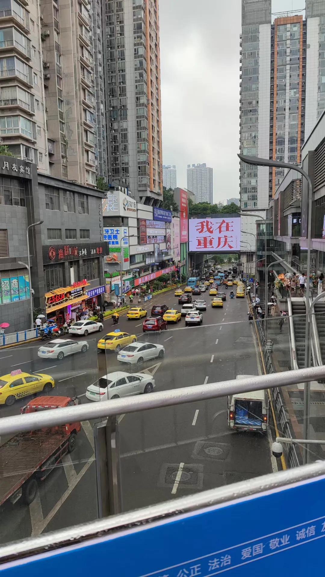 走遍全国很多城市，我觉得重庆、沈阳、南京那种黄色出租车颜色最为时尚，看起来颇有艺