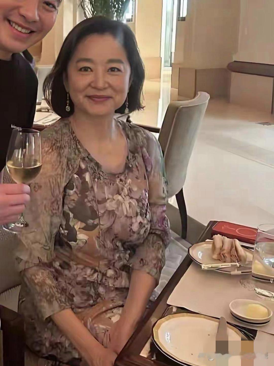 70岁林青霞现身香港酒店喝下午茶！一身打扮雍容华贵，岁月不败美人，这风采依旧的状