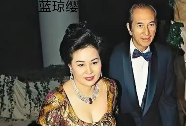 1957年，36岁的赌王何鸿燊领着14岁的蓝琼缨，来到原配黎婉华病床前说：“