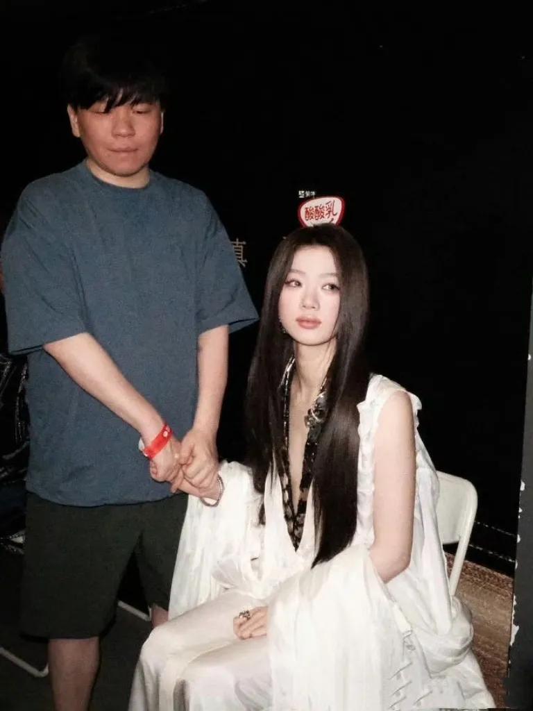单依纯一句‘石头哥很爱我’炸翻评论区！网友：这‘爱’也太硬核了！本以为又是娱乐