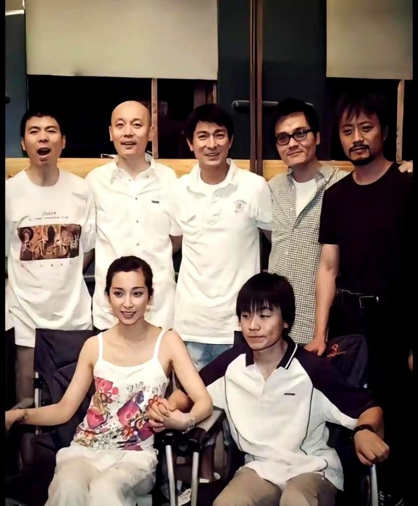 谁能想到，那个在片场角落独坐的新人，后来颠覆了整个行业。2004年《天下无贼