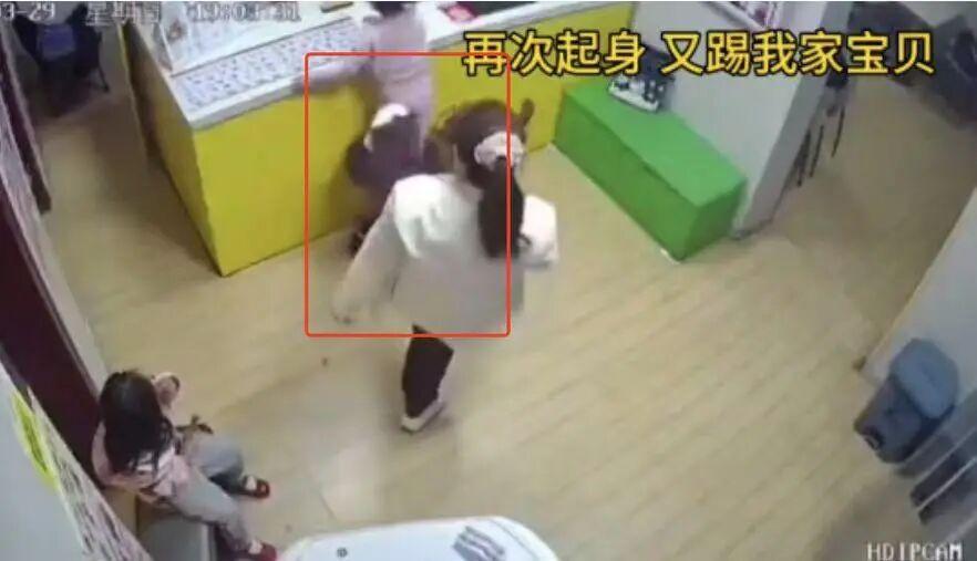 “这人太坏了！”河南，一名4岁女孩独自去汉堡店买汉堡，结果在等餐时，多次被一名陌