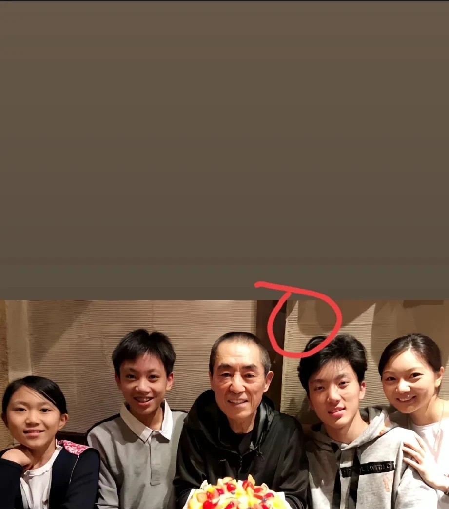 有个事情我想不明白张艺谋各个方面都挺出色但是他面临一个非常尴尬的