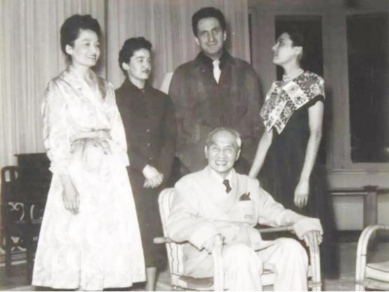 1910年，一名30岁的中国男人迎娶了一个15岁的法国少女。洞房花烛之夜，男子却