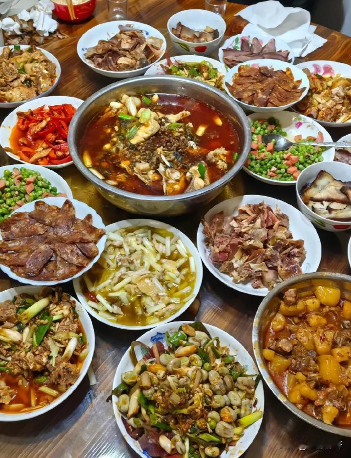 家里来客人了，公公做了这一桌菜，大部分都是肉，油腻腻的，看着都吃不下！你们看看，