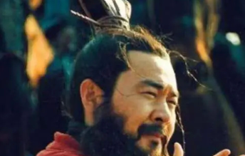 这天，曹操无聊逛起了监牢，却不曾想一名囚犯竟死死地盯着他，眼神中充满了期待。曹操