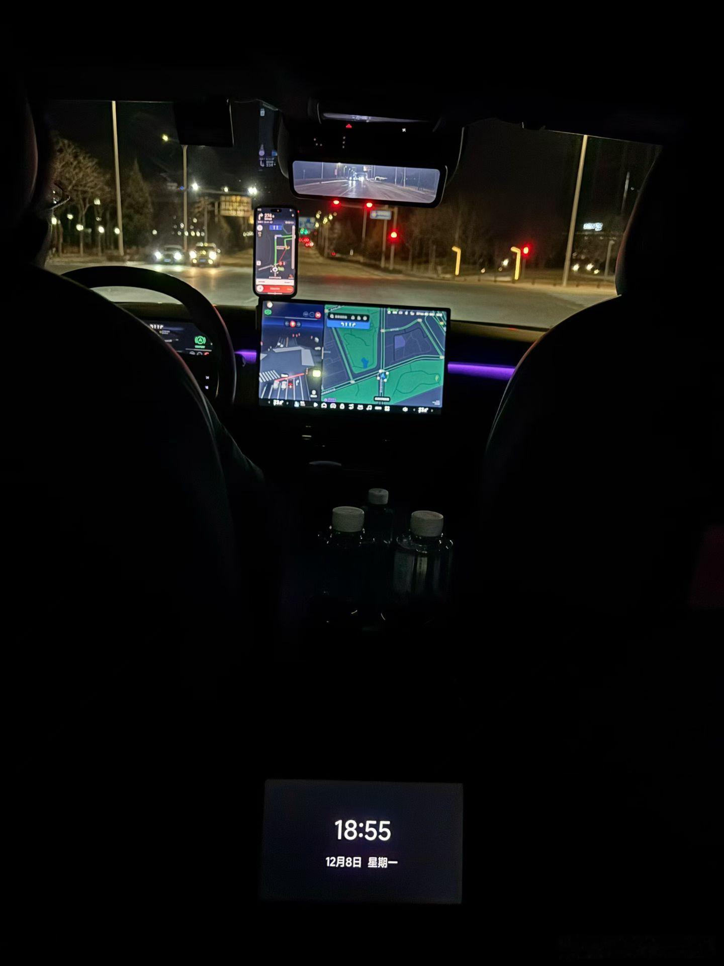 下车前，我问这位开P7+的师傅：作为司机，你希望滴滴能允许司机使用智驾吗？他说：