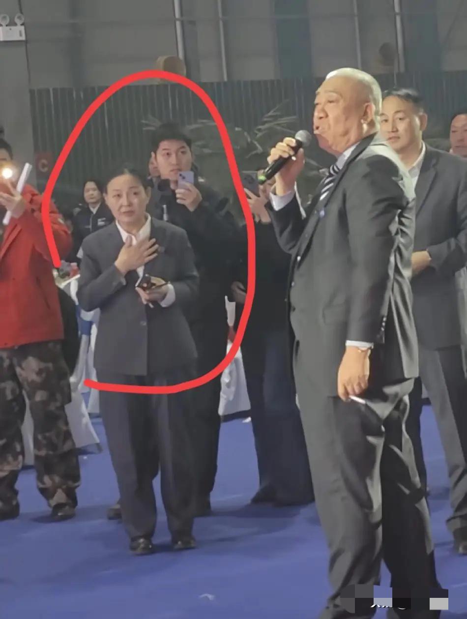 估计郭玉梅心脏都要跳出来了跟着崔老板干活真不容易，别人年会都在开心数钱和领红包