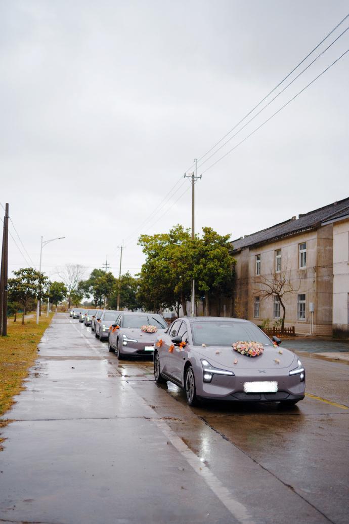 异地8年成婚何小鹏车友齐祝福有MONA终成眷属的具象化！小鹏MONA车主与男友异