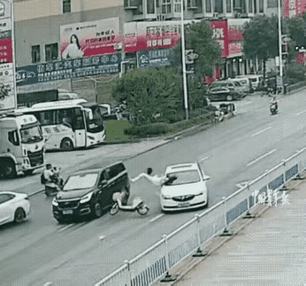 小妹妹为啥要横穿马路？前面又没有路！她这样横穿过去……要干什么呢？白车冤不冤