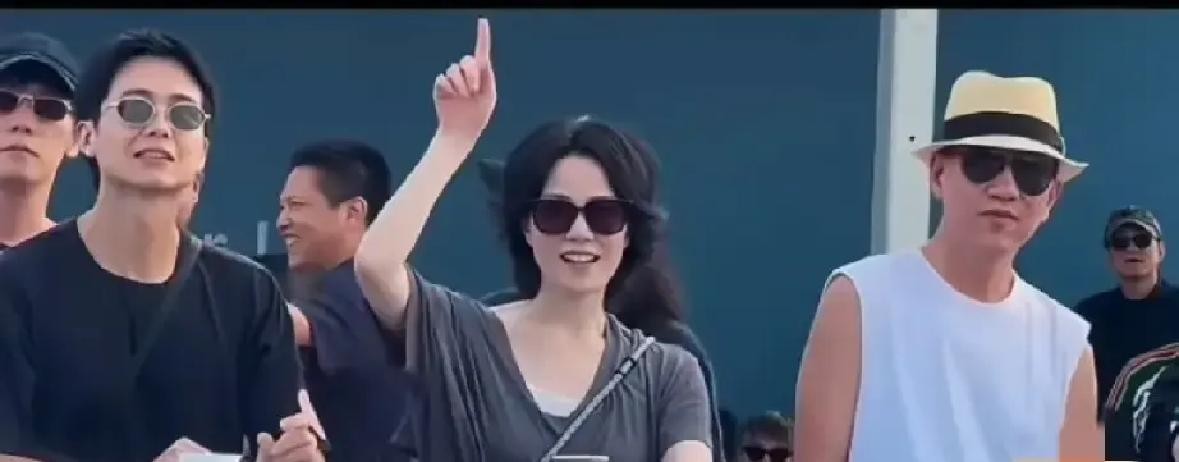 接近六十岁的王菲这次在镜头前放飞自我，跟着身边的年轻男摄影师欢快地蹦蹦跳跳，甚至被拍到举止过于亲密，