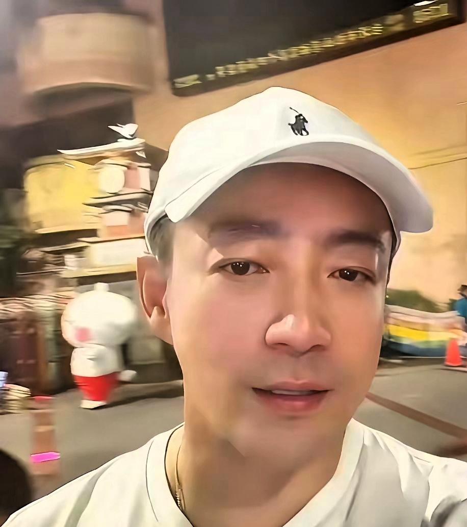 褪去全网喧嚣的是非争议，汪小菲一家迎来最治愈的温柔时刻。玥儿和箖箖正式开启新学期