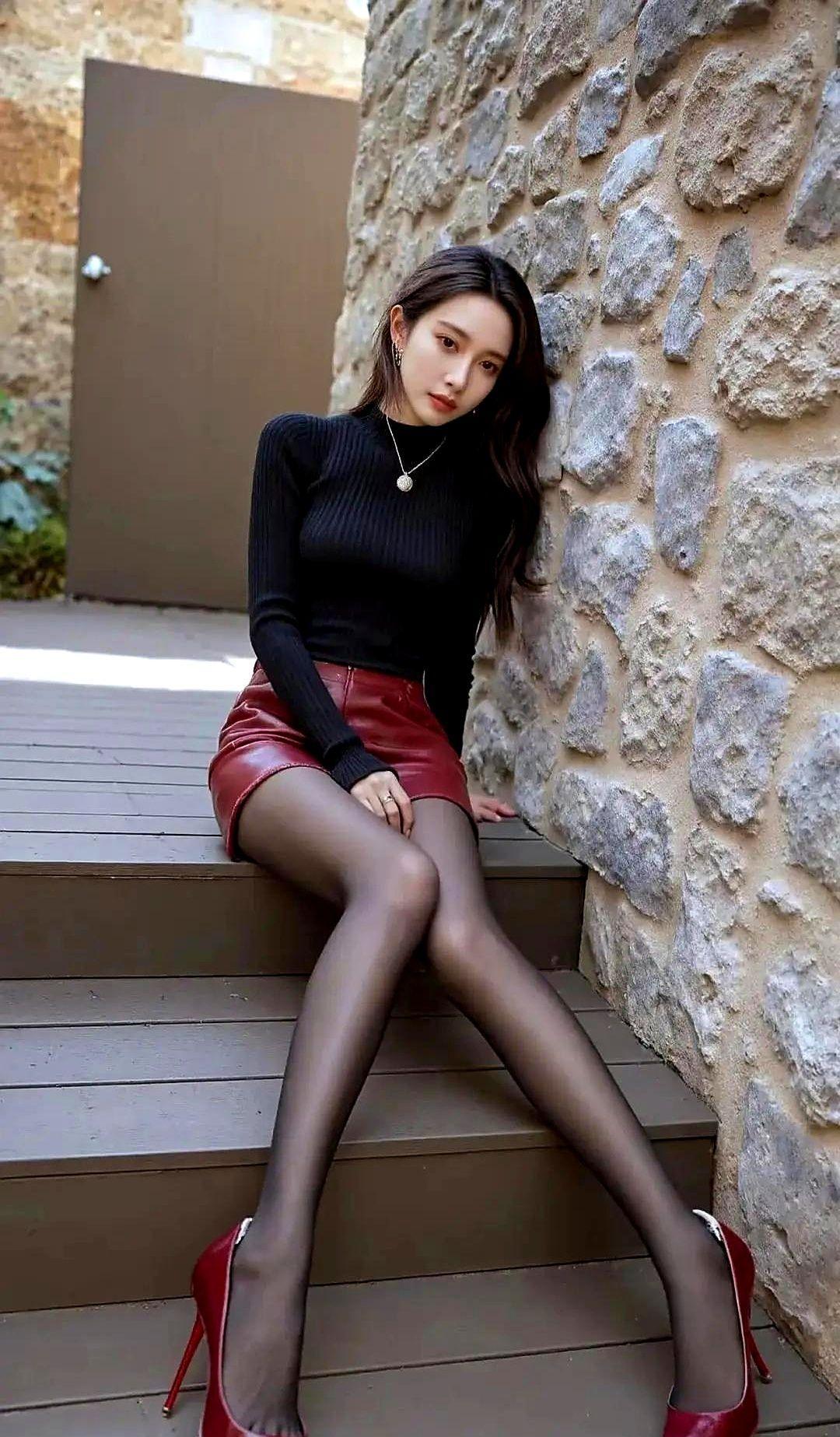 黑高领一裹，酒红皮裙一甩，脚上红鞋一踩，街拍直接锁定你。别以为时髦就得砸钱。