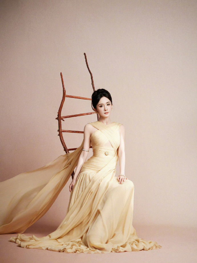 这一组真的拍的太好看了，尤其第一张，完全封面