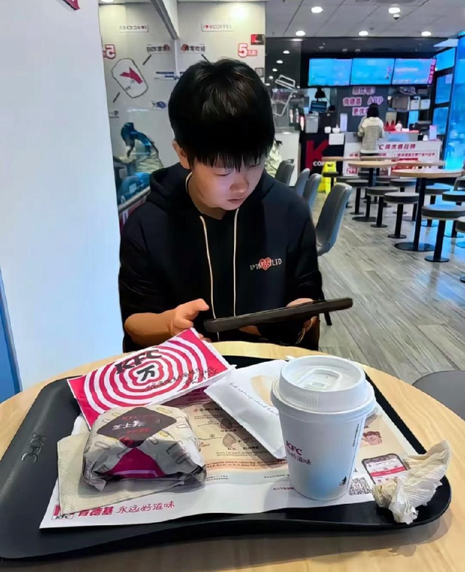 赛场之外，莎莎普通的干饭时刻✨难得看见孙颖莎卸下赛场紧绷的一面。坐在
