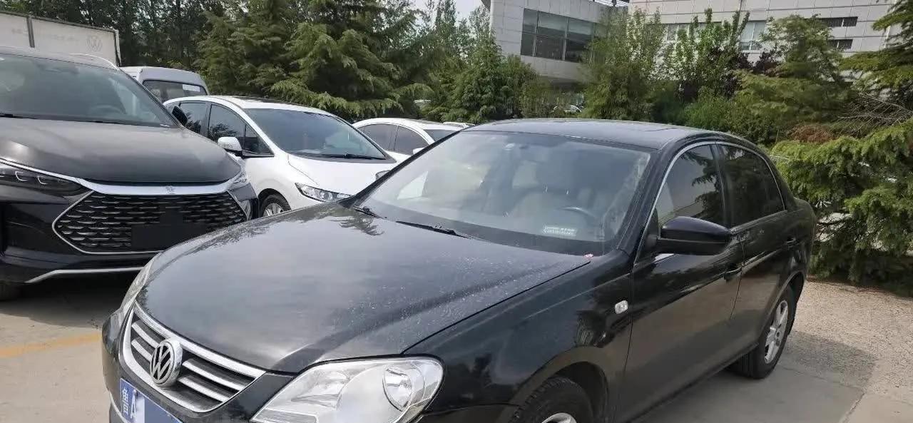 巷子口碰见辆锃光瓦亮的老宝来，我拿手电筒照了三圈愣是没找着补漆点。09年的车，表