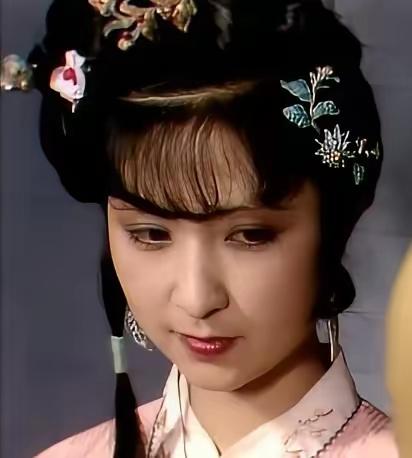 看电视剧《红楼梦》感觉她演的很好，演员叫张明明，她通过低眉顺眼，体态轻盈来表现尤