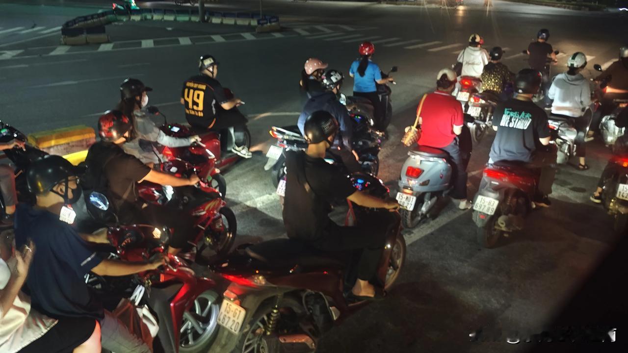 越南人怎么这么喜欢穿拖鞋，实在不懂，就连早上路边跑步，都穿的是拖鞋，穿戴技术已达