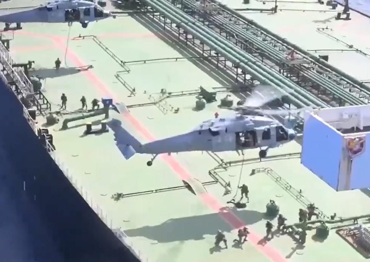 第二艘。美军又扣押了一艘伊朗油轮。依然是直升机，依然是索降海军陆战队，依