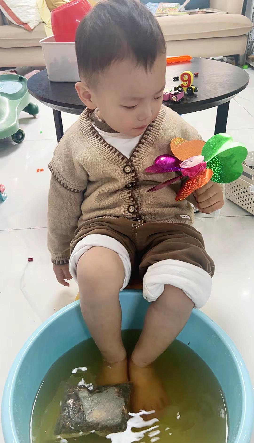 早起泡脚，不是作秀，是真管用。孩子发烧不慌，不急着吃药，先用温水捂脚心。老一