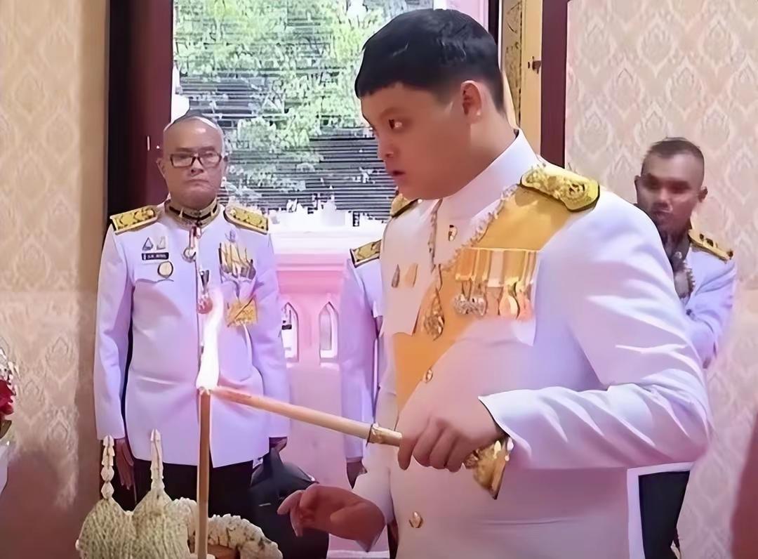 从天真孩童到沉稳储君，提帮功的成长轨迹，无声诠释着王室的处世智慧。在德国求学的日