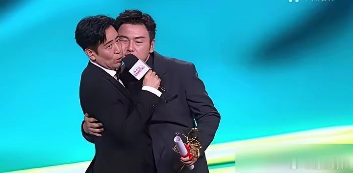 笑死，这画面油腻中竟然透着一股子真爱的酸臭味！于和伟是真敢给，雷佳音也是真敢接。