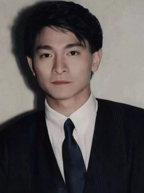 现在全网压力最大的，应该是大鹏了吧。他费尽心思想给杨幂添把火，没想到却让刘德华