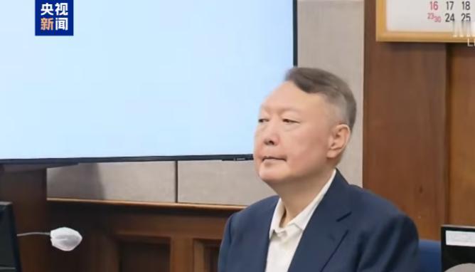韩国宣布了！9月26日，韩国前总统尹锡悦来到首尔中央法院，出席他涉嫌以特殊手段