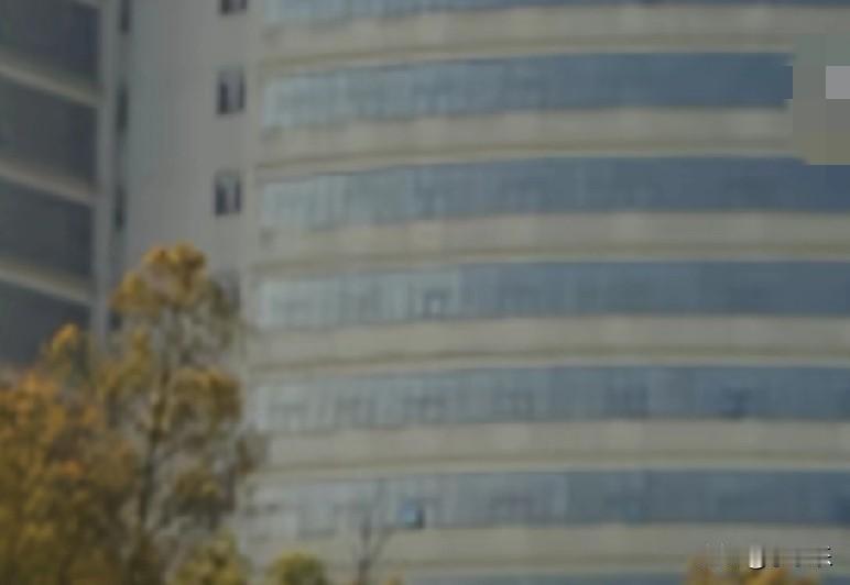 近日，宁波市第二医院胸外科一名医生分享了一个真实案例:一大妈跟着老街坊们去医院