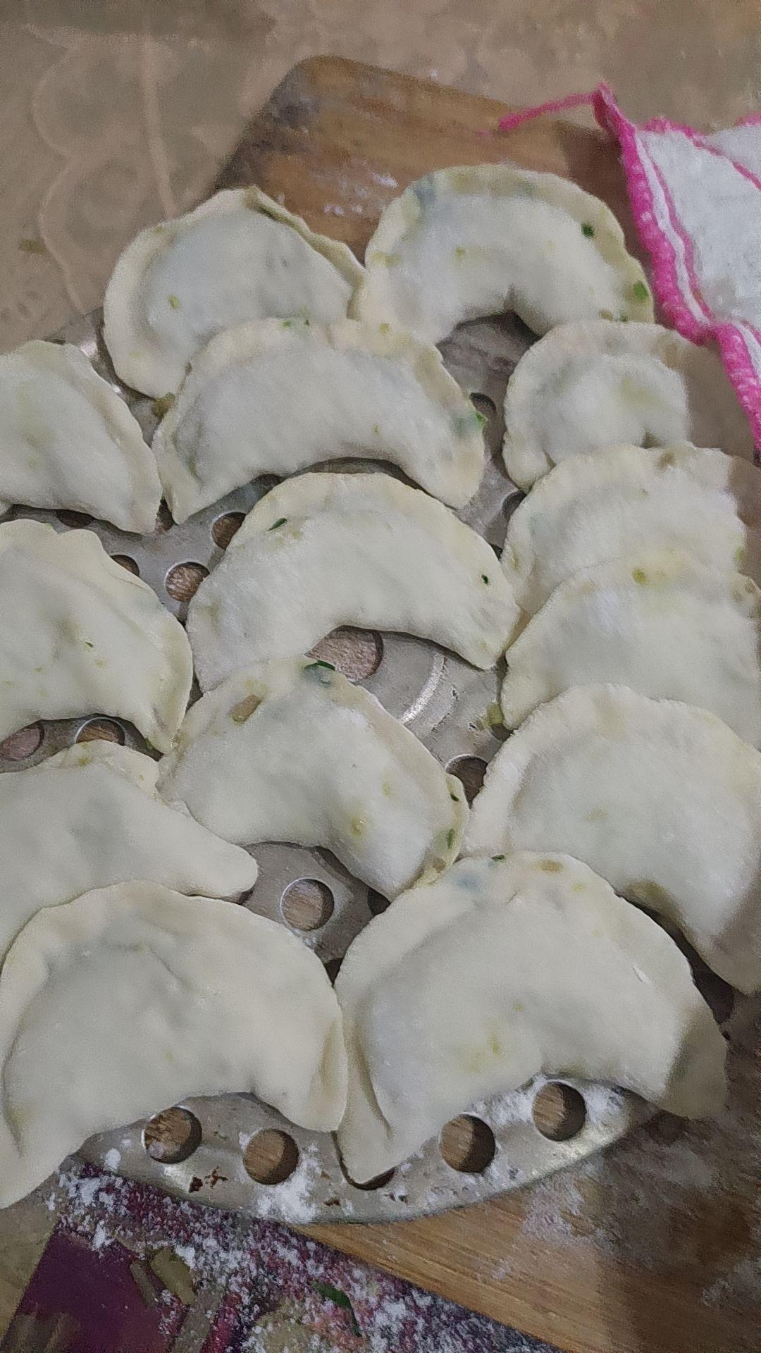 晒出你的本地生活今天晚上要吃饺子了，虽说我包的饺子不好看，但还是蛮好吃的，雇主家