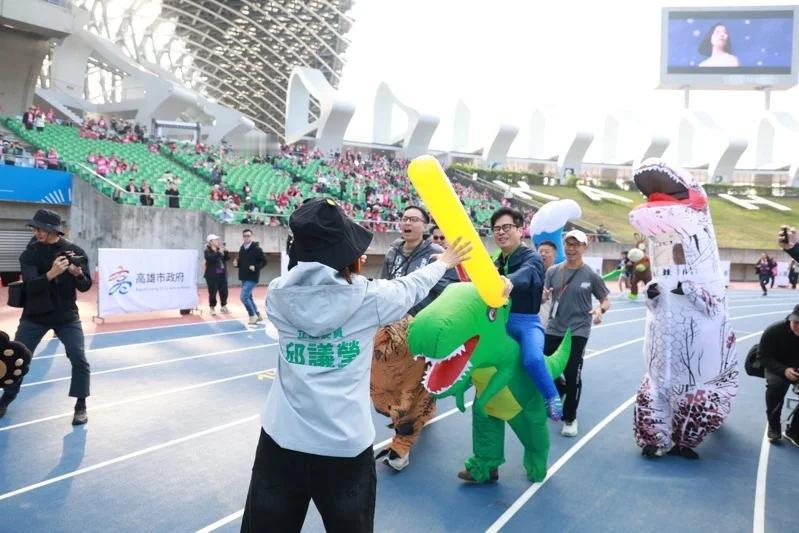 陈其迈“交棒”邱议莹引联想，柯志恩呛：应交棒给我民进党高雄市长初选将进入民调阶