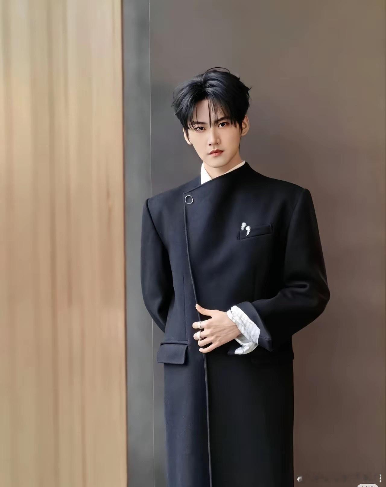 看了周柯宇才明白，娱乐圈的男明星不是那么好当的！你看周柯宇，头小脸小的，还一米九