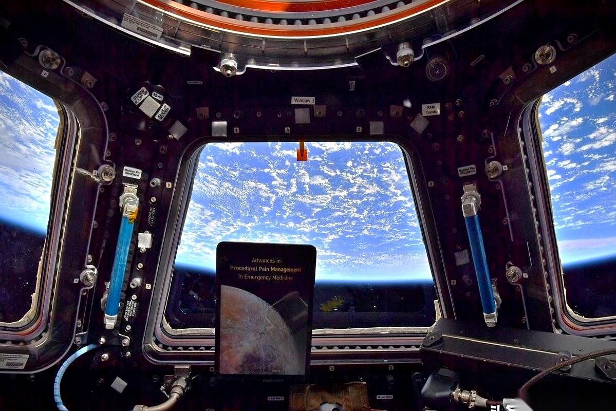 真的，别眨眼。这张照片里发生的一切，现实中，可能就持续了不到一秒。那个划过太