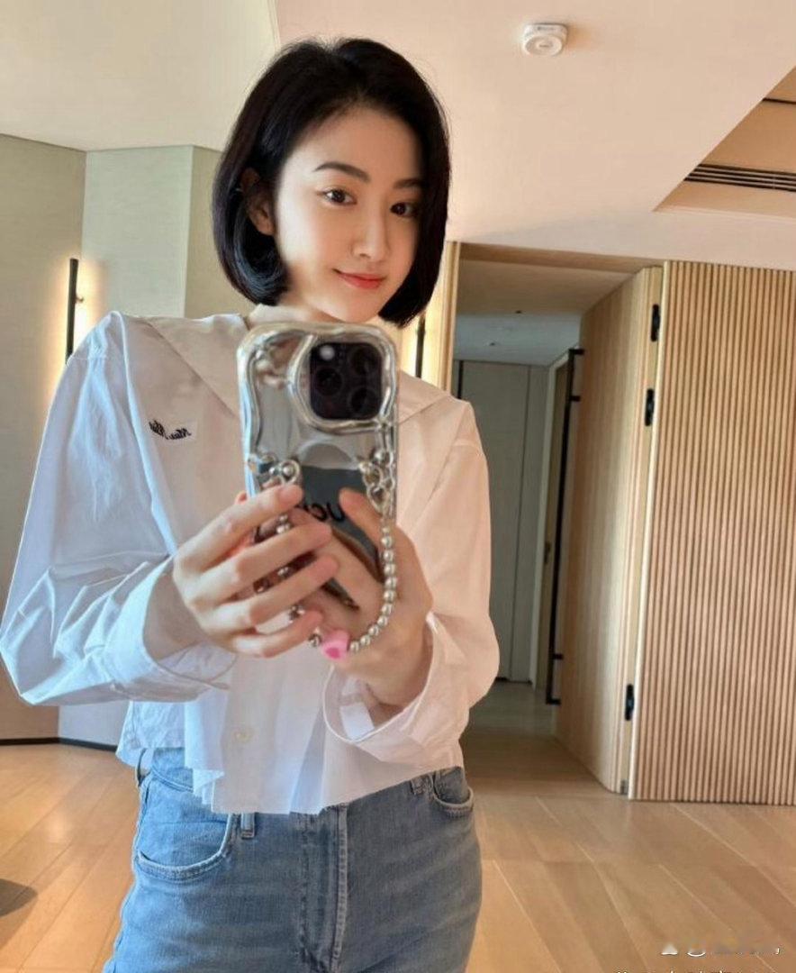 景甜短发造型惊艳逆袭，颜值气质双重回春，清冷氛围感直接拉满。