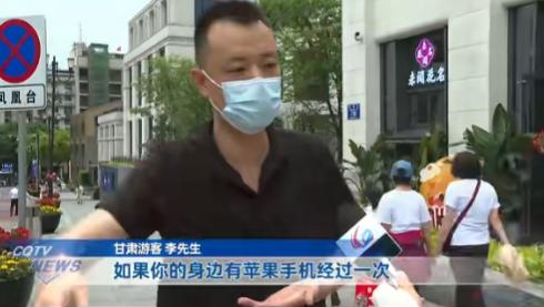 重庆，一女子发现手机不见了，立马折返回去，却发现手机已经关机了，店员说他们没有看